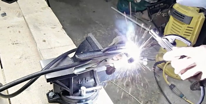 Movable bracket para sa paglakip ng angle grinder mula sa ball joint