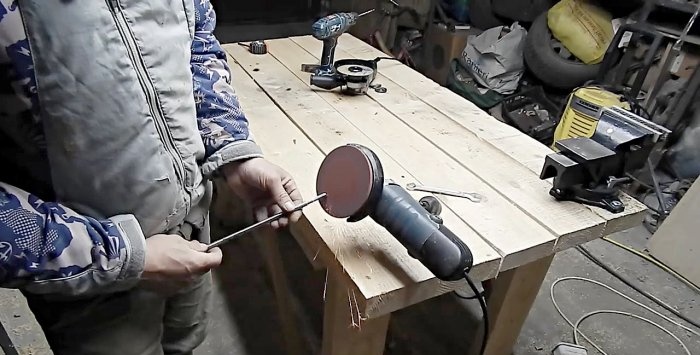Mozgatható konzol sarokcsiszoló rögzítéséhez gömbcsuklóról