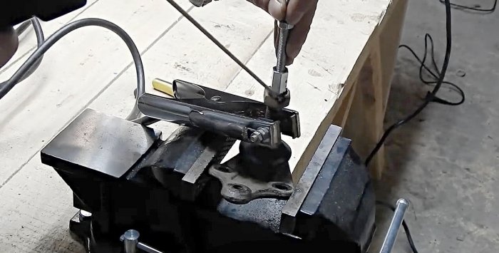 Açılı taşlama makinesini bilyeli mafsaldan takmak için hareketli braket