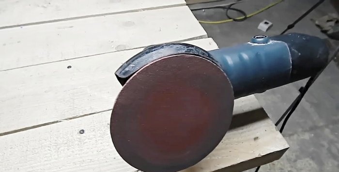 Staffa mobile per il fissaggio di una smerigliatrice angolare da un giunto sferico