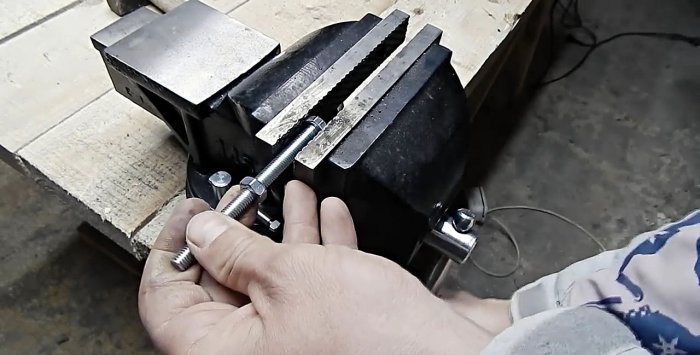 Movable bracket para sa paglakip ng angle grinder mula sa ball joint