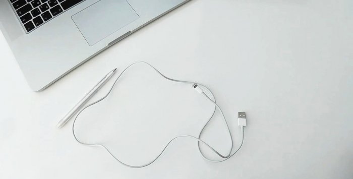 Hoe maak je van een gewone USB-kabel een gedraaide USB-kabel?