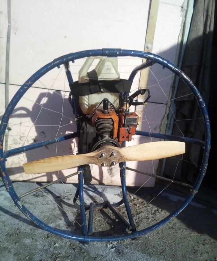 Backpack type aeropropulsion mula sa isang Ural chainsaw
