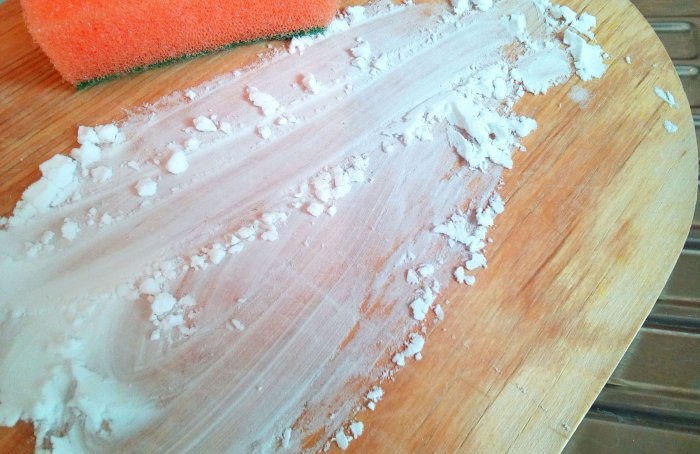 How to disinfect and remove odor from a cutting board