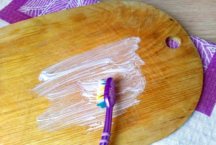Cómo desinfectar y quitar el olor de una tabla de cortar