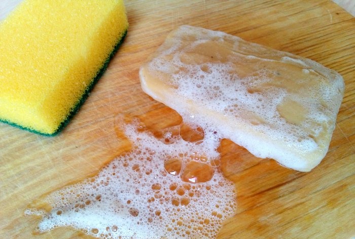 How to disinfect and remove odor from a cutting board