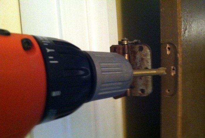 Refacerea găurilor sparte pentru șuruburile balamalei ușii