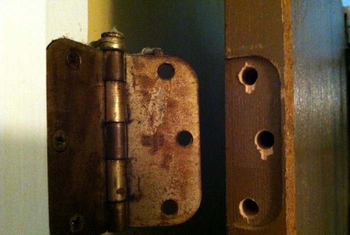 Refacerea găurilor sparte pentru șuruburile balamalei ușii