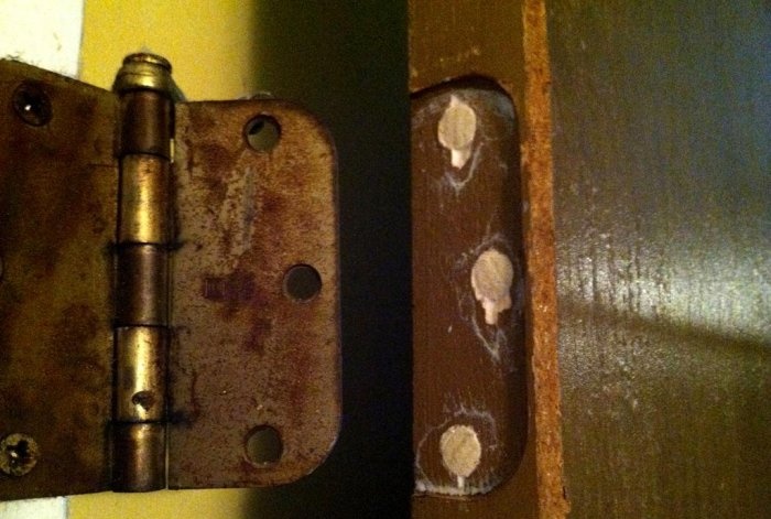 Herstellen van kapotte gaten voor deurscharnierschroeven