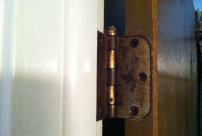 Herstellen van kapotte gaten voor deurscharnierschroeven