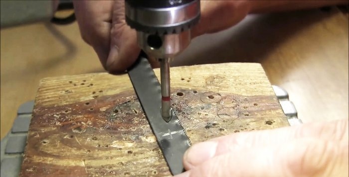 Methode zum Kürzen eines Bügelsägeblattes für Metall