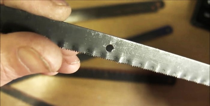 Metode til afkortning af et bånd til metal