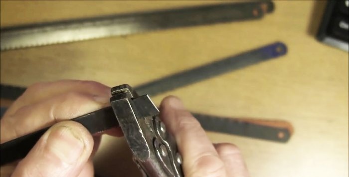 Methode zum Kürzen eines Bügelsägeblattes für Metall