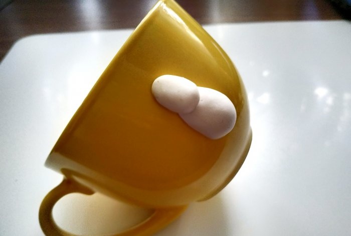 Decorazione di una tazza con argilla polimerica