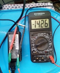 Batterilader fra bærbar strømforsyning