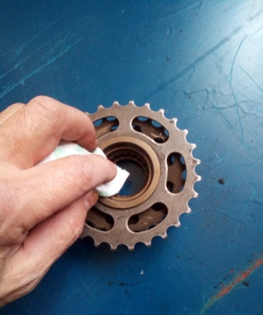 Demontering, vedlikehold og montering av baknavet og skralle på sykkelhjulet