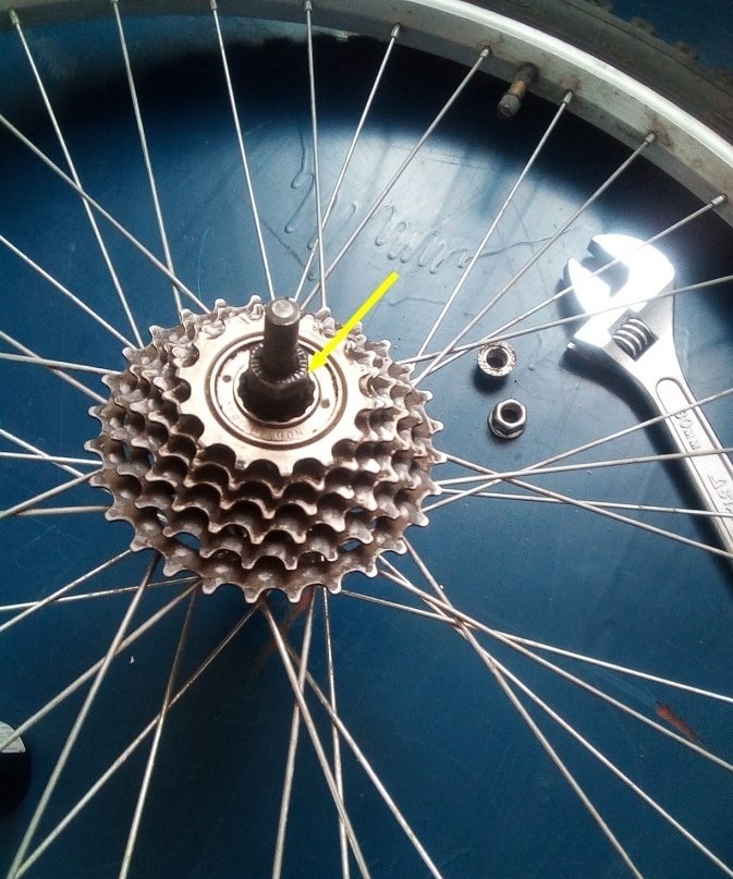 Demontering, vedlikehold og montering av baknavet og skralle på sykkelhjulet