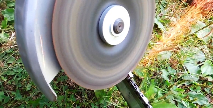 Quickly sharpening a chainsaw chain with a grinder