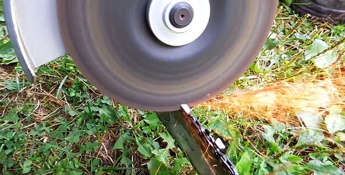 Schnelles Schärfen einer Kettensägenkette mit einer Schleifmaschine