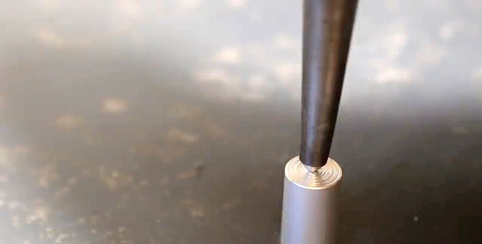 Cómo perforar con precisión un orificio lateral en una pieza de trabajo redonda