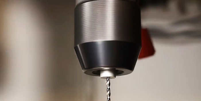 Cómo perforar con precisión un orificio lateral en una pieza de trabajo redonda