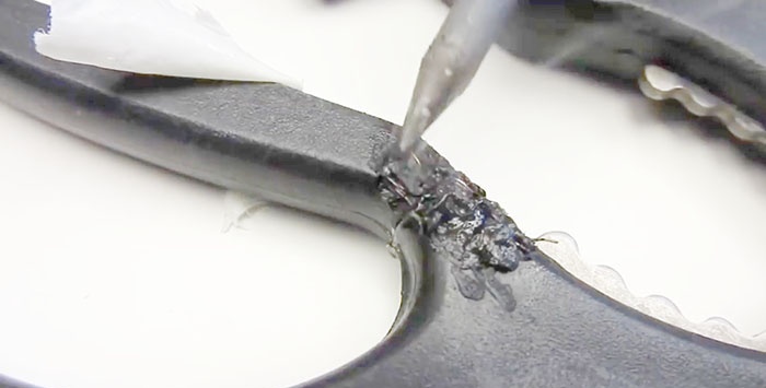 Reparatur eines Scherengriffs aus Kunststoff