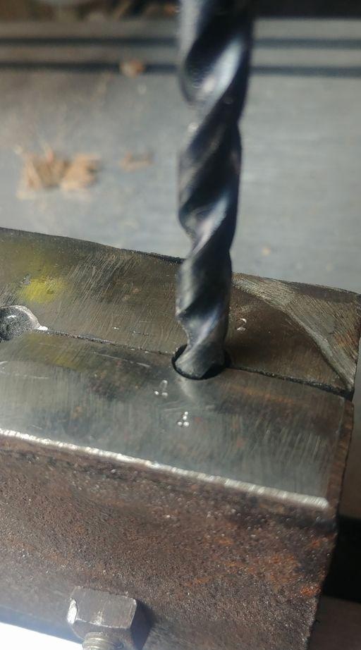 Rail lining rivet block
