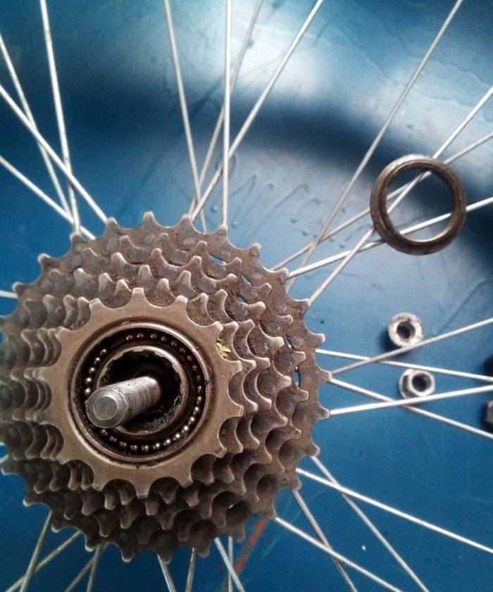 تفكيك وصيانة وتجميع المحور الخلفي والسقاطة لعجلة الدراجة
