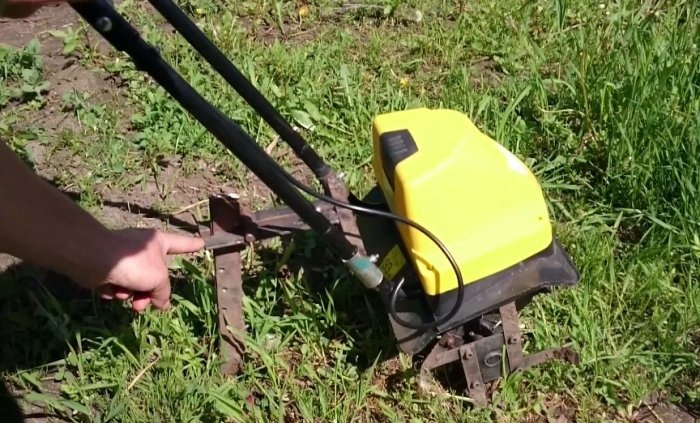 Cultivador elétrico atualizando para condições de trabalho