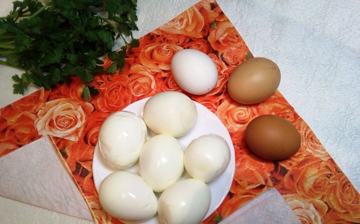 Kā ātri nomizot vārītas olas 4 pārbaudītas metodes