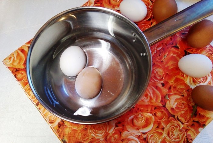 Cara mengupas telur rebus dengan cepat 4 kaedah yang terbukti