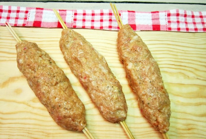 Lula kebab de filé de frango em uma frigideira