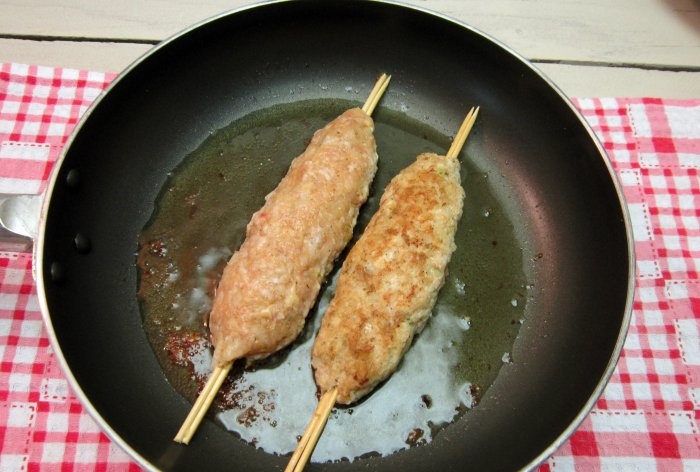 Lula kebab de filet de poulet dans une poêle