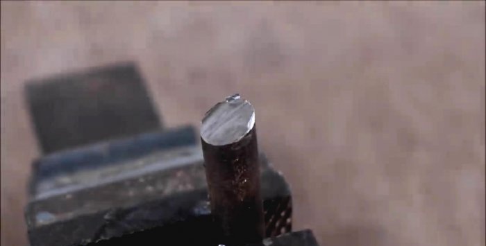 Samling af en elektrisk mejsel fra en boremaskine