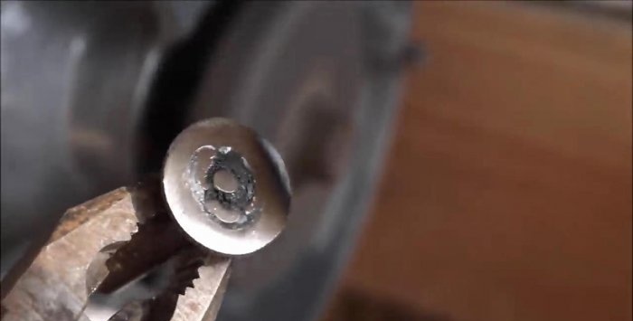 Pagtitipon ng isang electric chisel mula sa isang drill