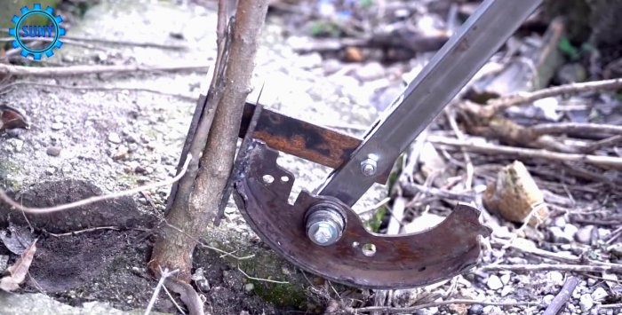 Wie man einen manuellen Entwurzeler für Büsche und kleine Bäume herstellt