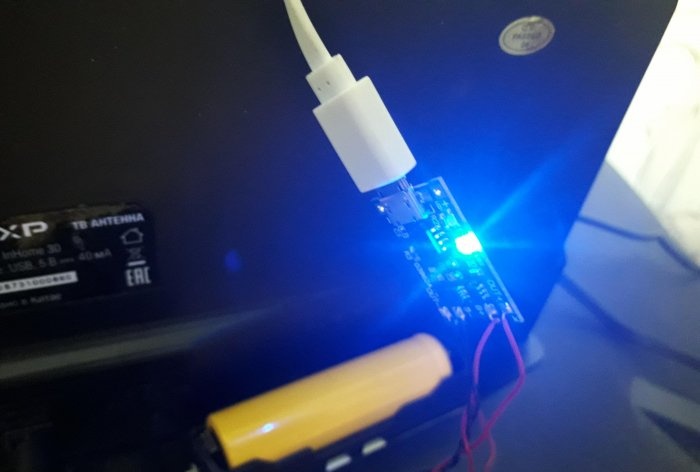 Autonomous power supply for antenna with amplifier from solar battery