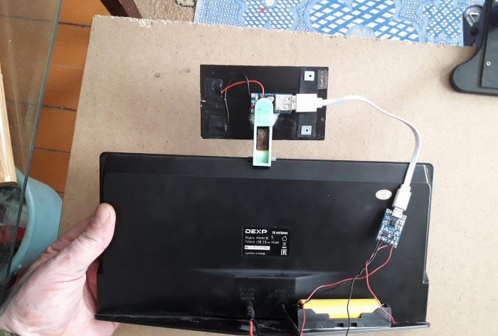 Autonomous power supply for antenna with amplifier from solar battery