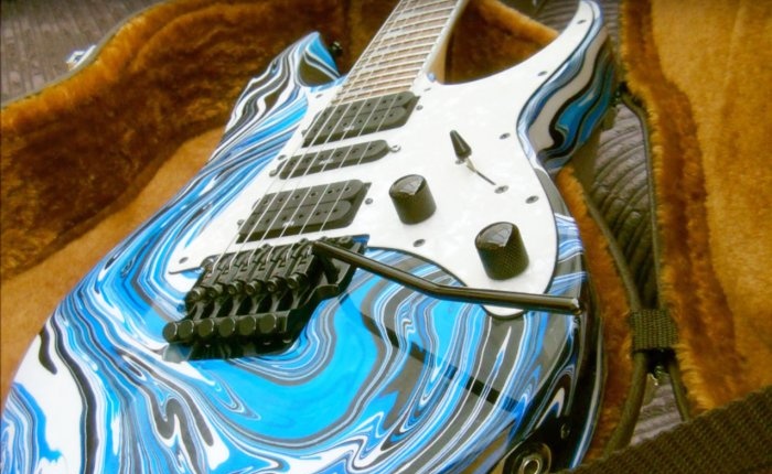 Oryginalne malowanie gitary typu „zrób to sam”.
