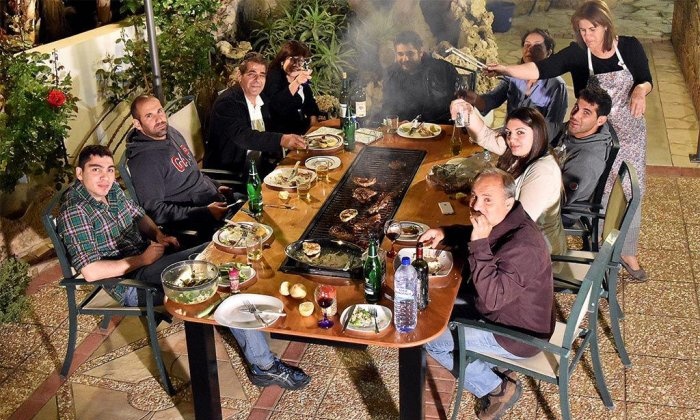 Yerleşik barbekülü ev yapımı masa