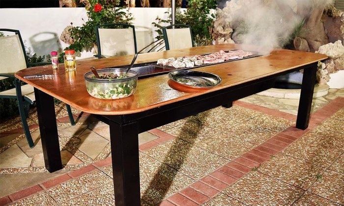 Homemade table na may built-in na barbecue