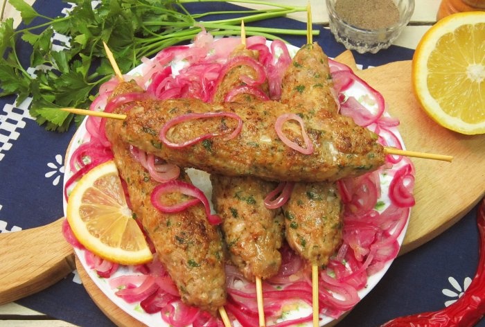 Brocheta de cerdo en una sartén