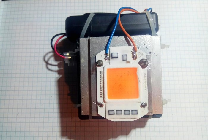 Paano paganahin ang isang cooler para sa paglamig ng LED matrix sa 220 V