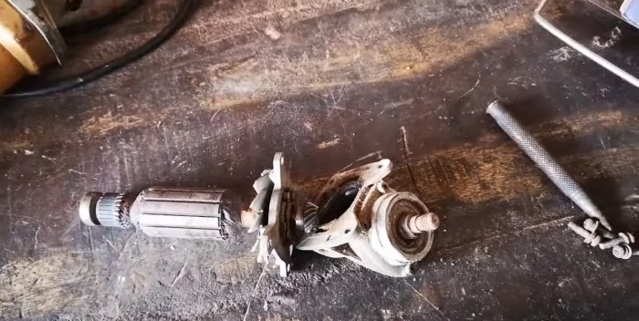 En enhed til en skruetrækker fra gearkassen på en ødelagt vinkelsliber