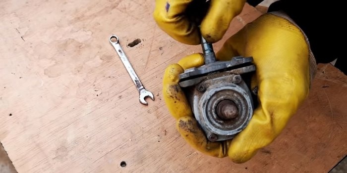 Um dispositivo para uma chave de fenda da caixa de engrenagens de uma rebarbadora quebrada