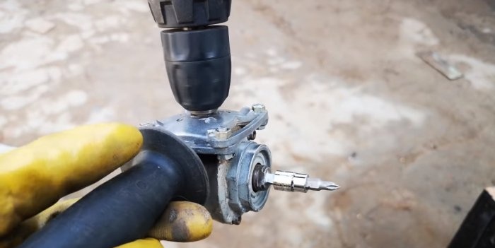 Um dispositivo para uma chave de fenda da caixa de engrenagens de uma rebarbadora quebrada