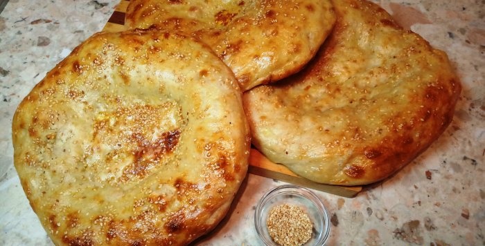 Uzbekiskt tunnbröd i ugnen Som från en tandoor