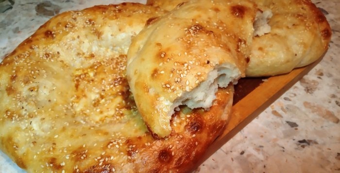 Roti rata Uzbekistan dalam ketuhar Seperti dari tandoor