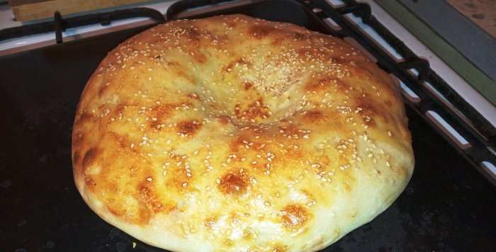 Pão achatado uzbeque no forno como se fosse um tandoor