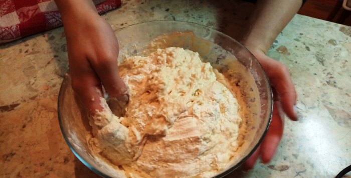 Pão achatado uzbeque no forno como se fosse um tandoor